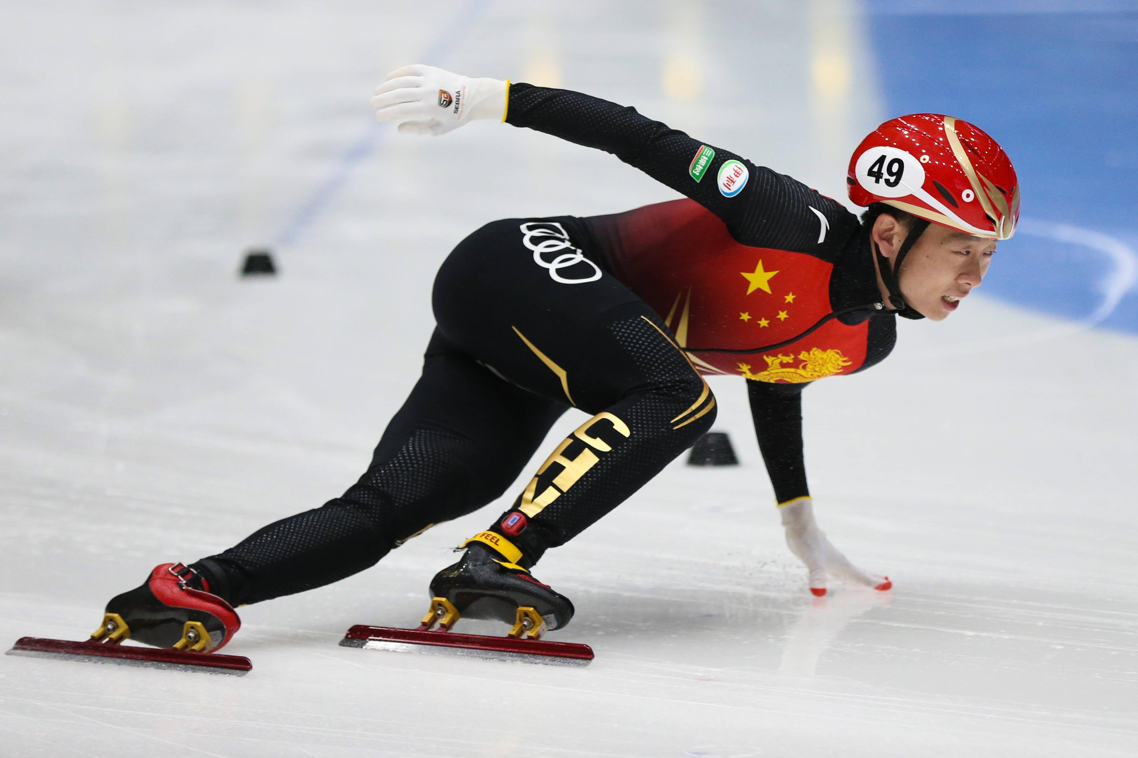 短道速滑比赛中，荷兰男选手风范犹存