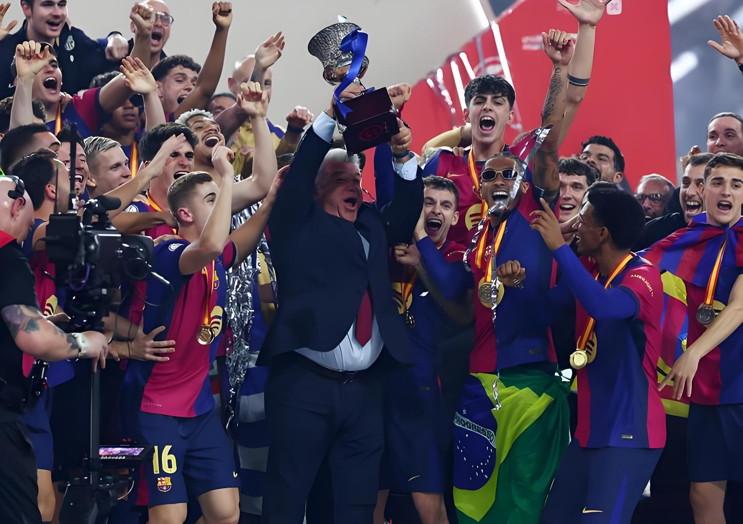 V体育-地面普罗旺斯踢球者在主场捧杯，实现历史性突破