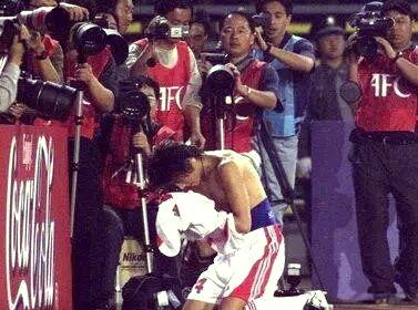 足球赛场杰出表现:顶尖球员实力对决 足球赛场杰出表现:顶尖球员实力对决