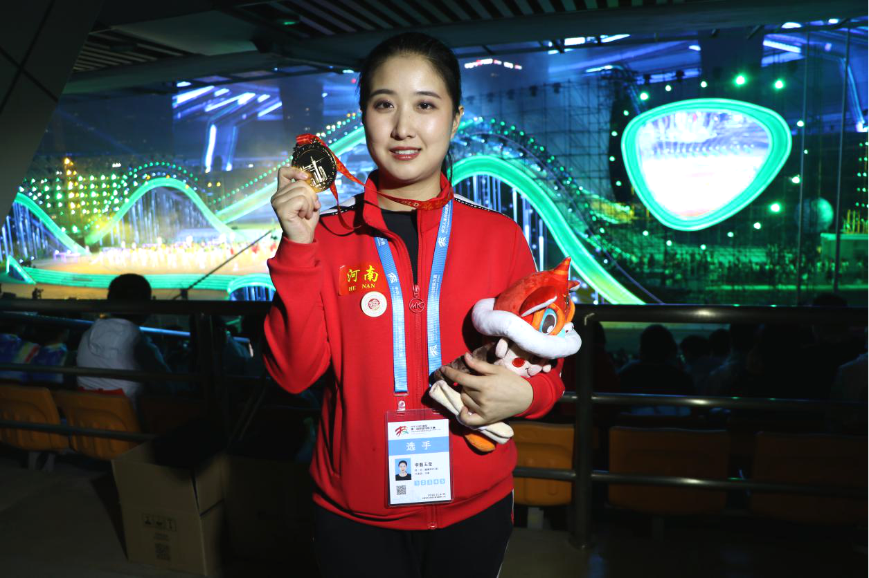 vsports体育-独木舟比赛临近决赛，选手为金牌做准备